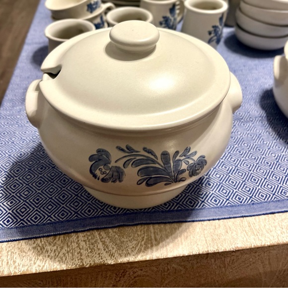 Pfaltzgraff Yorktowne Vintage Plates Bowls Casserole Dish Soup Tureen Stoneware - Picture 5 of 16